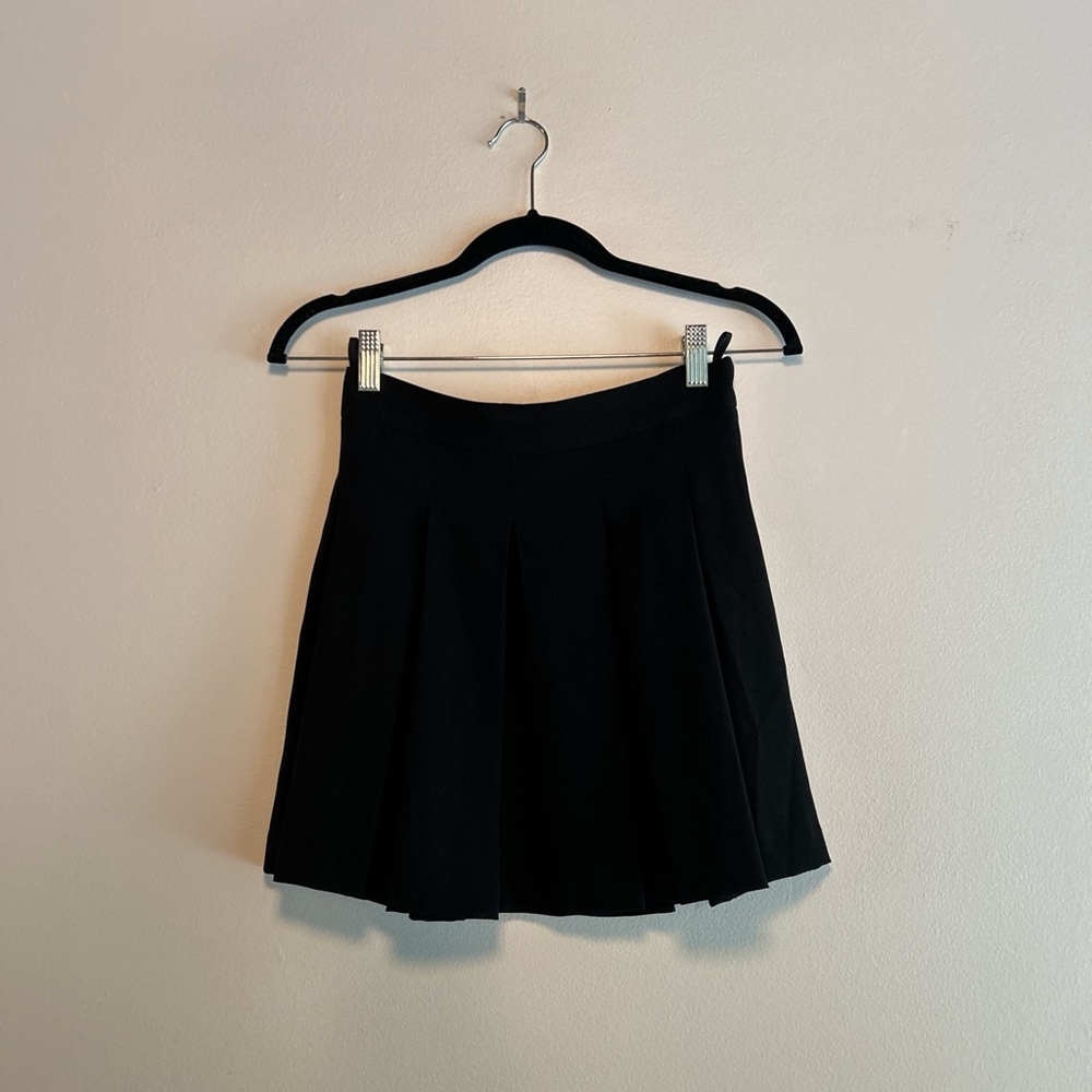 Aritzia Babaton black pleated skirt